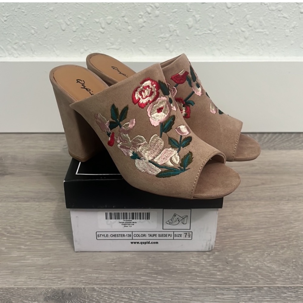 New in Box Qupid Taupe Floral Suede Mule Heels